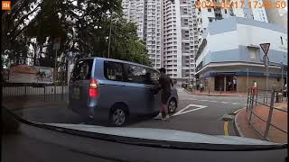 車CAM直擊 - 行人大支野亂過馬路以生命值硬接七人車