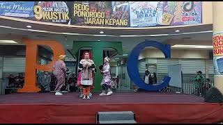 @vaniapicang7664 waktu itu emak dkk ikut lomba joget tik tok,di Mall PTC 🤭🤭🤭🤭🤭