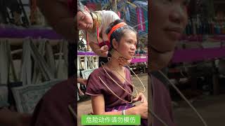 泰国喀伦族长颈族 看项圈是如何缠上的 Karen long neck woman in Thailand