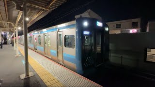 相模線E131系500番台G-04編成　茅ヶ崎行きとして寒川駅をジョイント音たてて発車するシーン