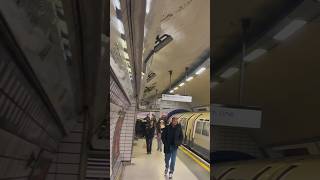 London 🏴󠁧󠁢󠁥󠁮󠁧󠁿Underground train 🚇 லண்டன் சுரங்க train 🚆 #shortfeed #shortvideo