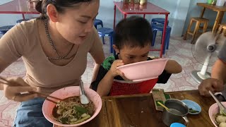 ก๋วยเตี๋ยวหมูน้ำตก ยกซด บ้านธวัชดินแดง ร้านมาเด้อกินเตี๋ยว มาช่วยอุดหนุนเจ๊แหวนจ้า