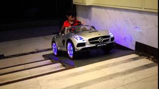 沒電了會說唷~BENZ SLS 兒童電動車-姚小鳳