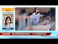 43歲的殷濤懷疑自己深夜喝醉了。他在臥室里自拍，放飛自我。他的頭發凌亂，眼睛模糊