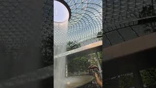 新加坡機場內的巨型造景：JEWEL星耀樟宜。Giant landscaping at Singapore Airport: JEWEL Changi