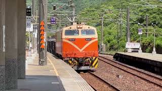 (4K)台鐵E300型電力機車貨物列車 福隆站通過