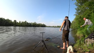 Десна 🌿 Сусід с підсаком прибіг допомогти його витягнути. 🎣 Фідерна риболовля в червні 🌸