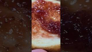 살짝 구운 식빵에 딸기쨈 바르기🍓~ Spreading strawberry jam on bread