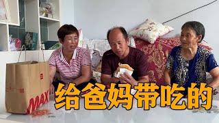 聪聪带娘进城回家，给每个人都带吃的，大妮一旁教导聪聪懂得感恩【农村傻大妮儿】