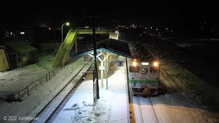 【4K60P】雪が舞う夜の駅に発着するキハ40系