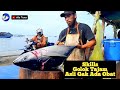 Abang Fadil Potong Ikan Tuna Segar Untuk Kuliner Nasi Kuning