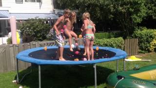 100 waterballonnen op trampoline