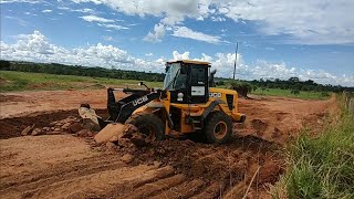 FAZENDO UM REBAIXE DA ESTRADA PRA DAR LARGURA COM PÁ CARREGADEIRA JCB 426ZX