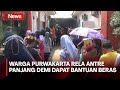 Warga Purwakarta Rela Antre Demi Dapatkan Bantuan Beras