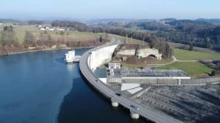 Vol au-desssus du barrage de Schiffenen ( Suisse)