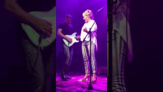 ריקי גל בשירה ובקולה המיוחד בהופעה במועדון גריי ביהוד 10/10/2016