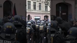 ➡️Auseinandersetzungen zwischen der Polizei und Demonstranten bei einer Demo in Aachen! #police