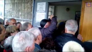 Distribution of pensions in Lugansk, 02.05.2015