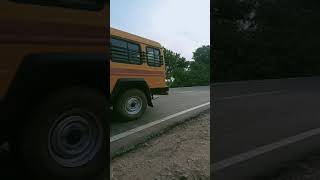 Chopra road per jaati Hui bus