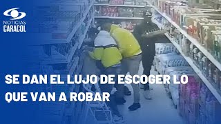 Ladrones en Bogotá saquean supermercados frente a mirada impotente de empleados