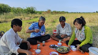 Đang đi trên đồng khô bắt ếch kêu phát hiện ổ cá cạn quá ngon