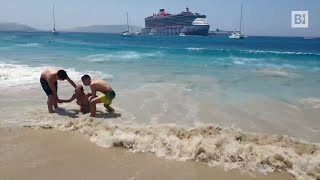 Mykonos, onde altissime a causa di un traghetto: turisti travolti in spiaggia, due feriti