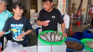 帥老爸接到一通電話不知道在爽什麼，開場一直亂賣-中彰海王子海鮮叫賣彰化和美市場254