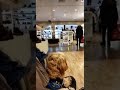 Perro de ASISTENCIA PSIQUIÁTRICA ejerciendo TERAPIA DE PRESIÓN en un Centro Comercial. #LealCan #dog