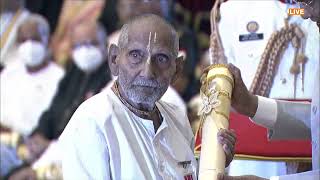 125 Year old Yogaguru from Kashi, Swami Sivananda receives Padma Shri from President Ram Nath Kovind