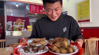 小强媳妇带强哥去吃鸡头鸡心鸡血鸡腿全鸡宴 麻辣过瘾 #记录真实生活 #夫妻日常 #美食vlog #吃货日常 #朴实无华的生活