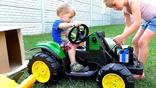 आर्थर और मेलिसा नए खिलौने कारों के साथ खेल बनाते हैं।