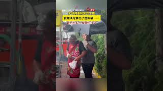 大爷路边烤串时突然下雨，淡定拿出了塑料袋……热心小伙帮忙打伞。