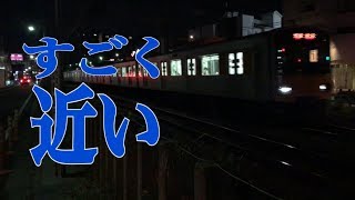 電車の見える公園から東上線を眺める