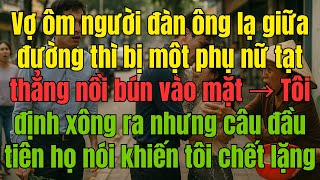 Vợ ôm người đàn ông lạ giữa đường thì bị một phụ nữ tạt thẳng nồi bún vào mặt