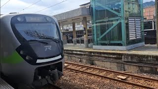 4013次花蓮發車經由北迴線開往湖口的銀綠色微笑號EMU900型十輛一編組EMU933區間快車，和4148次北湖發車經由宜蘭線開往蘇澳的EMU889+EMU890二代微笑號區間車