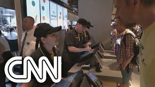 Substituto do McDonald's vende 120 mil hambúrgueres em inauguração na Rússia | EXPRESSO CNN