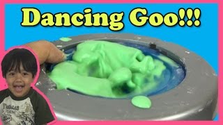 DANCING GOO Cornstarch and water Easy science experiment for kids