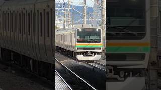 小田原駅をジョイント音たてて通過するE231系1000番台の回送