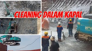 Dokumentasi Proses cleaning dalam palka kapal bulk carrier muatan pupuk ammonium sulfat