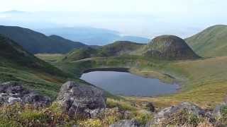 (mikayama00)鳥海山　秋色に囲まれつつある鳥海湖周辺の風景