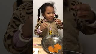 hey baby, do you want chocolate? finish your rice first pls. funny kid video 宝贝，想吃巧克力吗？赶快把饭吃了#shorts