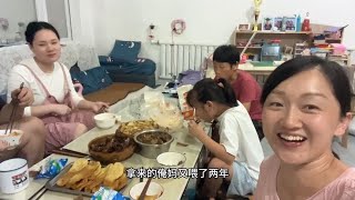 婆婆养了5年的大鹅，铁锅炖烀饼子太香了，鹅头鹅爪归婆婆