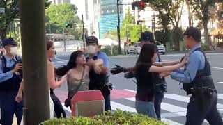 新宿にて中国人女が警察に暴行/中国人vs警察/ブレイキングダウン/ケンカ/ブチギレ/ケンカバトル