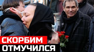 Сегодня ночью стало известно / Он умер