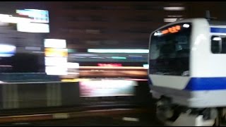 夜の亀有駅前を走り抜ける常磐線下りE531系