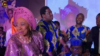 VIDEO OF TOP SOCIALITE, CASH MADAM ROCKING EBENEZER OBEY MUSIC ON STAGE WITH ABEPA OF JOGA ORILE