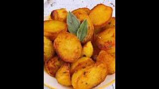 Garlic and sage roasted potatoes: crunchy, delicious and easy to make