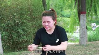 三根筷子摆摊新骗局，来了个小美女，当场把骗子整惨了，真过瘾！