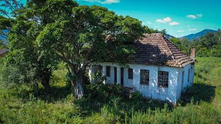 LINDA CASA ABANDONADA COM FUROS DE B4L4 NA PAREDE!