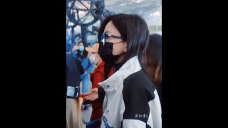 Kelly于文文 | 20221023 于文文PEK🛫 今日帅丸丸 今天的墨镜好好看哦 | ​​​北京出发✈️ ​​​ | Cr: 安知虞之鹿 Weibo